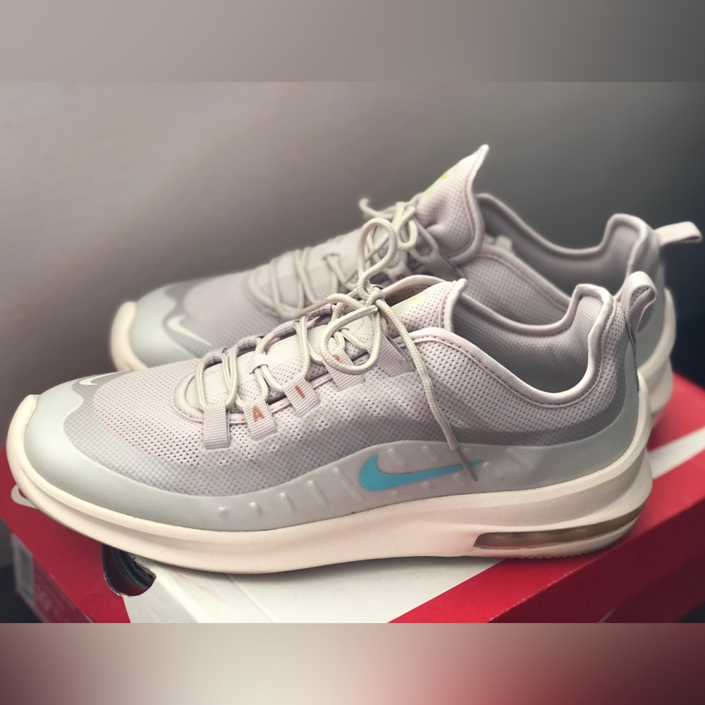 Women’s Nike Air Max Axis. Size 10.5